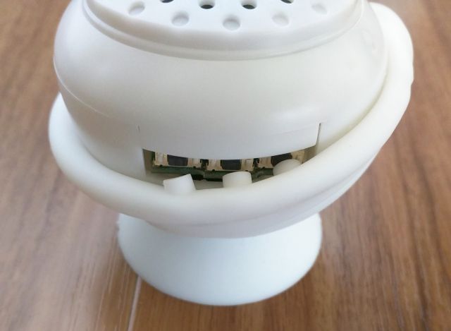 ダイソー600円スピーカー防水カバー取り外し(前面)