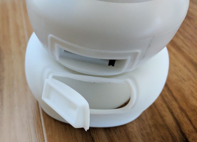 ダイソー600円スピーカー防水カバー取り外し(背面)
