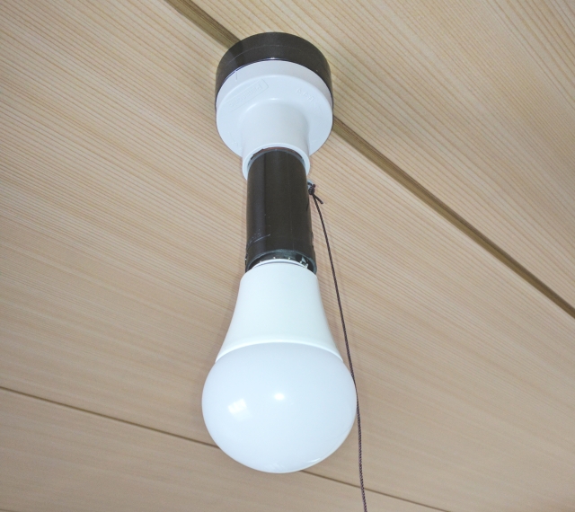 一人暮らしに 簡単 シンプルで実用的 Led電球を使った最小構成のエコロジー エコノミーdiy照明器具 Hmcircuit